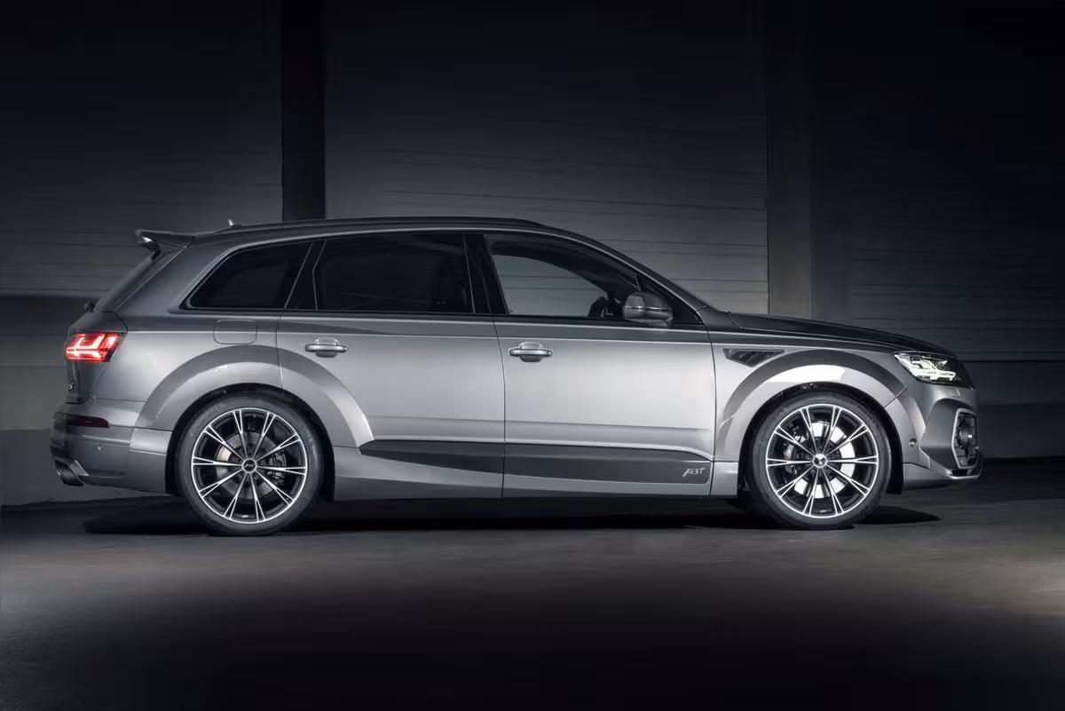 ABT: Seitenansicht eines silbernen ABT Sportsline Audi Q8 im dunklen Studio.