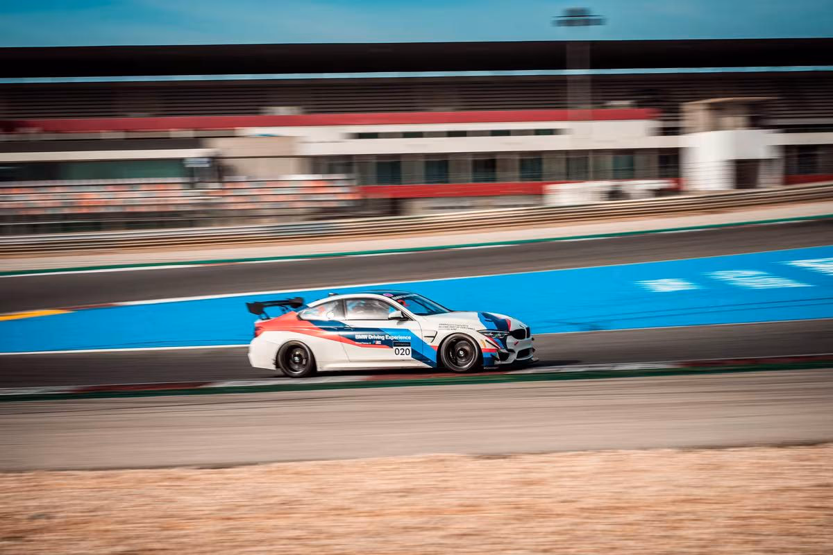 BMW Motorsport: BMW M4 GT3 Rennwagen mit Startnummer 020 auf der Rennstrecke.