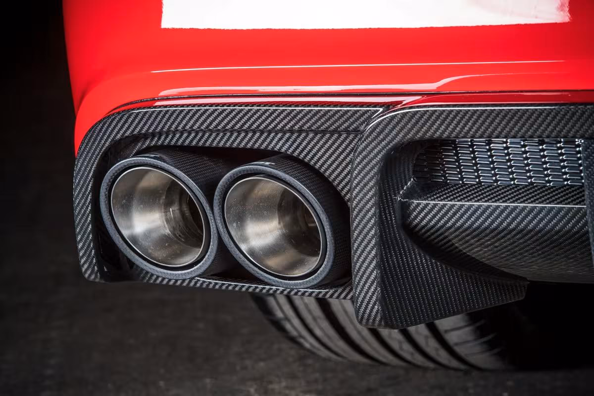 ABT: Carbon-Heckschürze mit Doppelauspuff und Diffusor an einem roten ABT-Sportwagen.