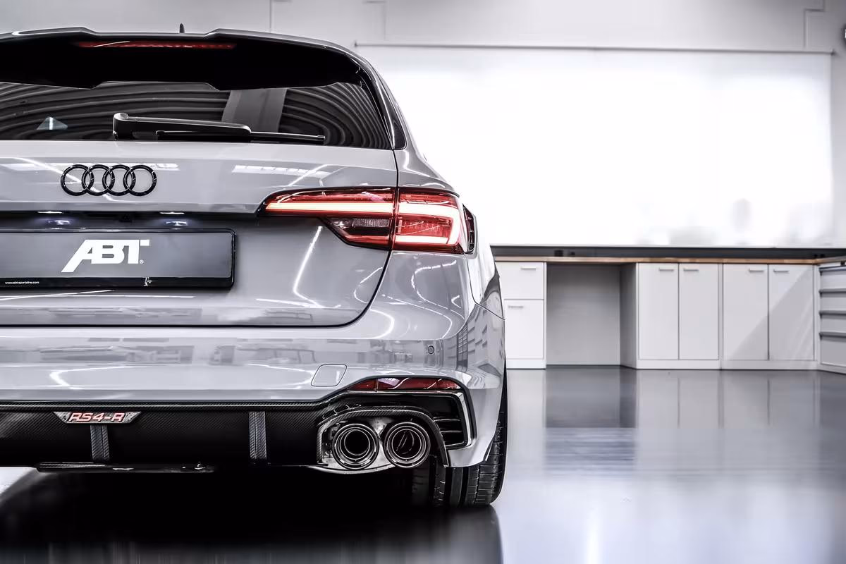 Heckansicht eines silbernen Audi RS4-R mit ABT-Logo und Carbon-Diffusor in einer Werkstatt.
