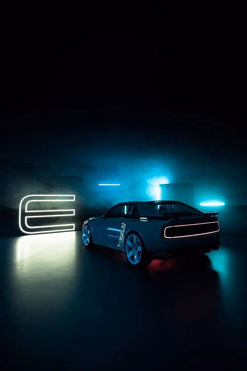 Silhouettierter Sportwagen in blauem Neonlicht neben leuchtendem E-Legend-Logo.