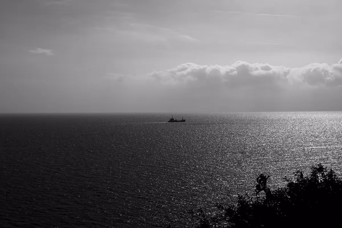 Copenhagen: Schwarzes Meer mit Schiff am Horizont und bewölktem Himmel