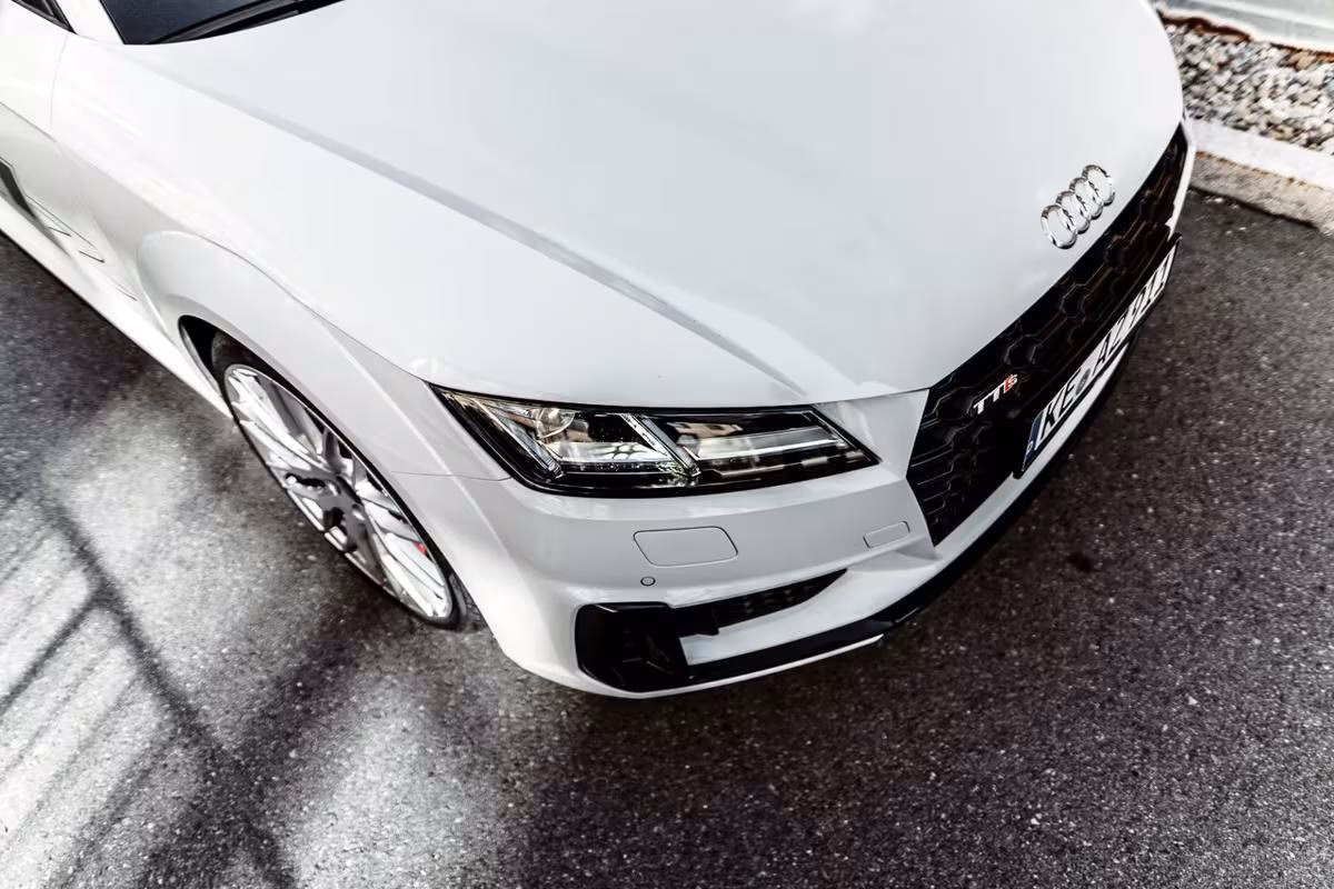 Frontansicht eines weißen Audi TT RS mit markanter Frontschürze