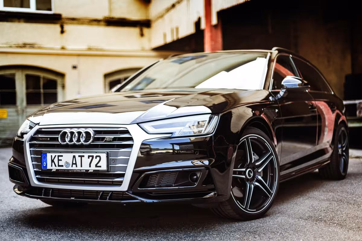 Schwarzer Audi A6 Avant mit silbernem Frontgrill und sportlichen Felgen