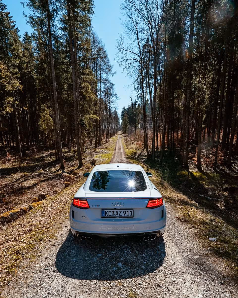 Weißer Audi RS7 auf Waldweg, Heckansicht mit Kennzeichen KE AZ 911