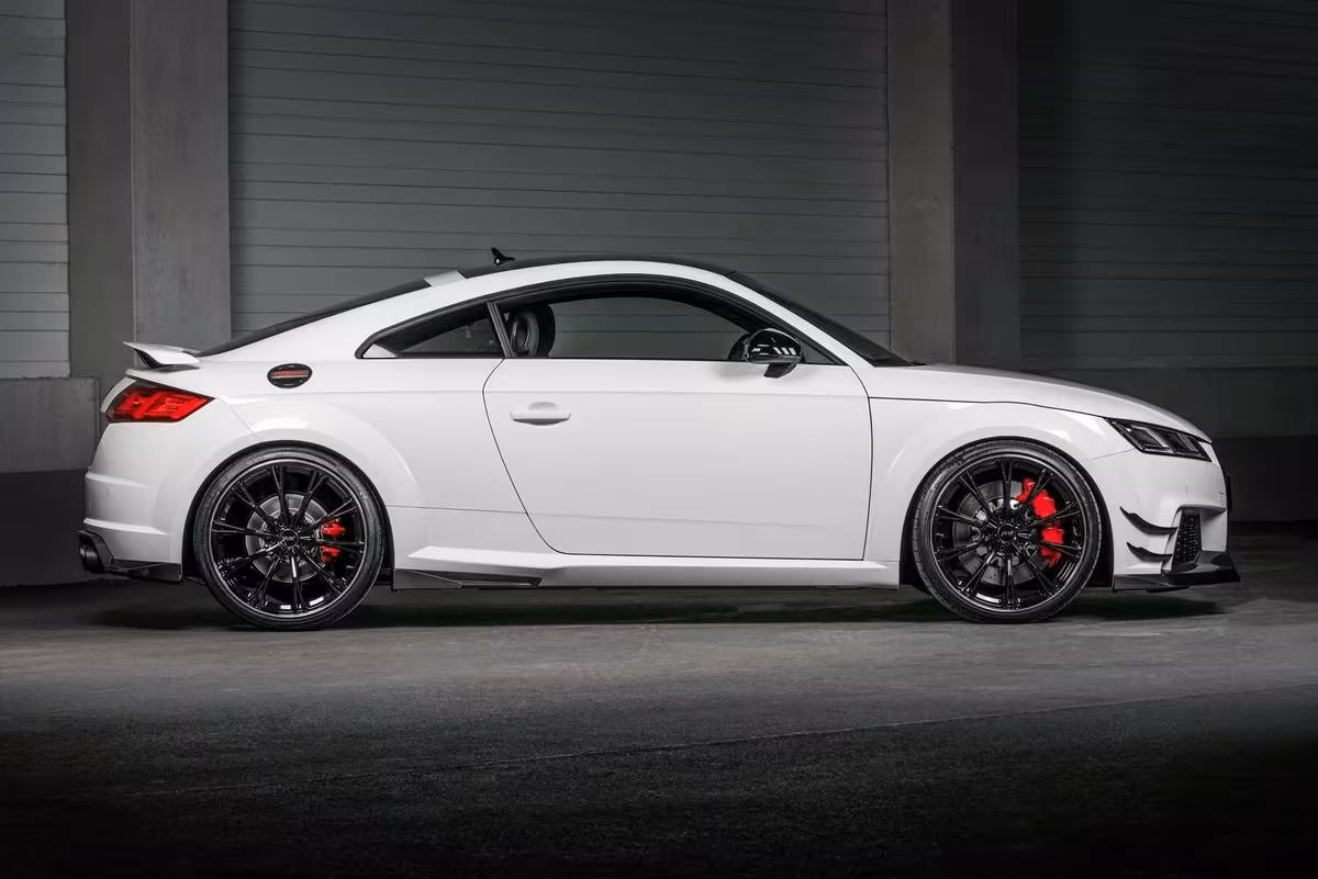 ABT: Weißer ABT Audi TT mit schwarzen Felgen und roten Bremsen im Studio