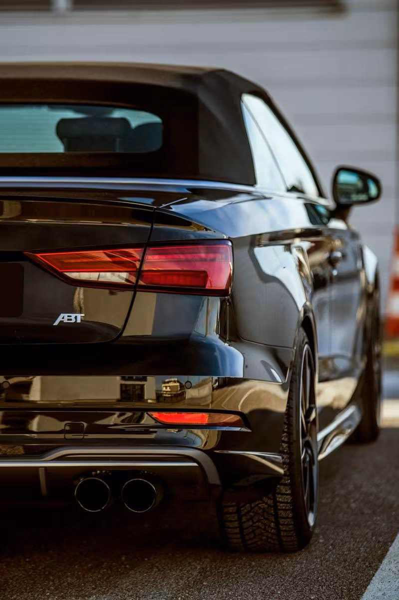 Audi: Schwarzer ABT Cabriolet mit markanten Rückleuchten und Doppelauspuff