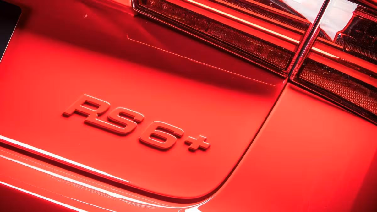 ABT: Rotes Autoheck mit dem Schriftzug „RS 6+“ und Rückleuchten im Detail.