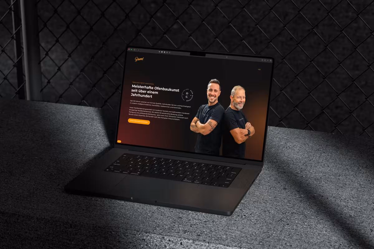 Laptop mit Website-Entwurf für Ofen Gschwend vor dunklem Maschendrahtzaun.