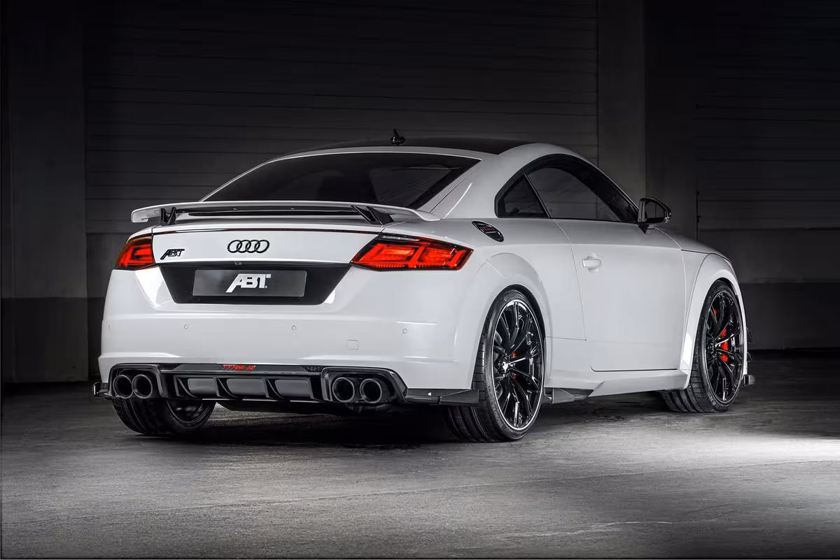 ABT: Weißer ABT Audi TT mit schwarzem Spoiler und ABT-Logo im Heck