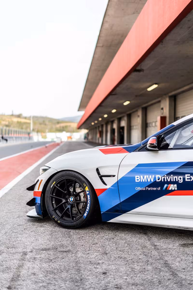 BMW M4 GT3 Rennwagen mit „BMW Driving Experience“-Lackierung in der Boxengasse