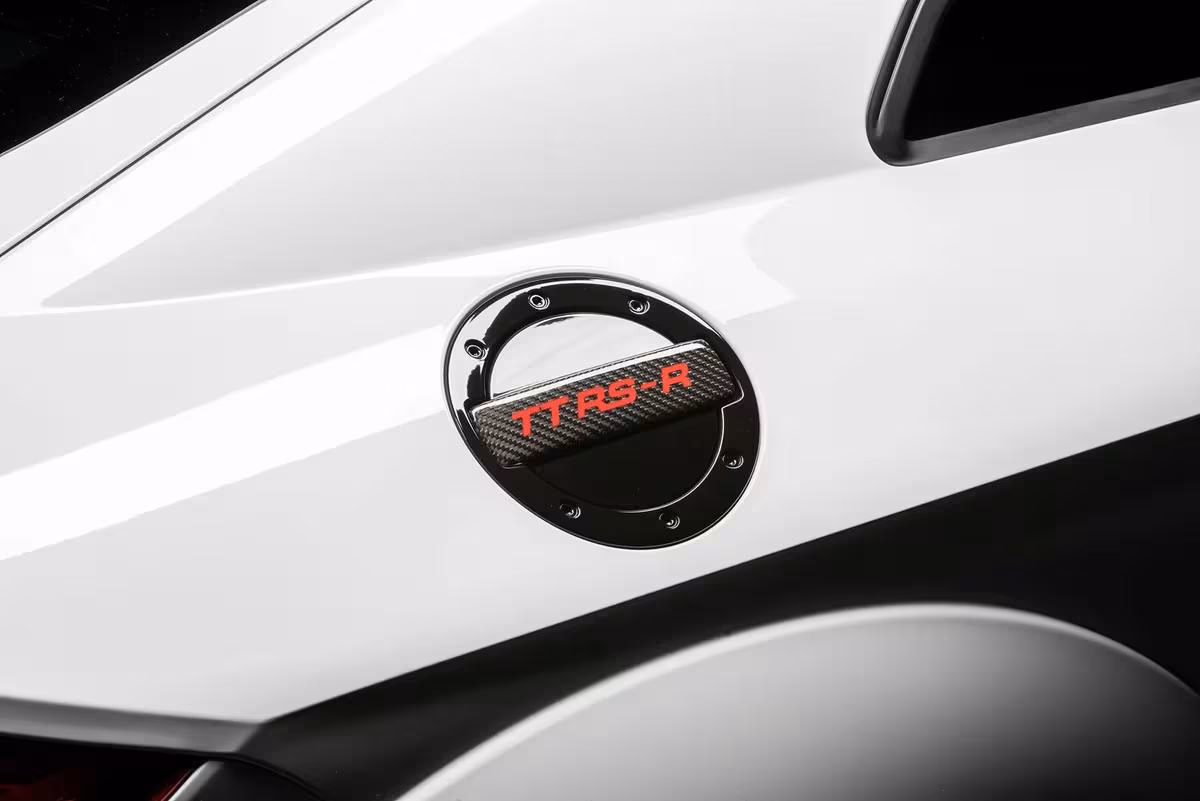 ABT: Kraftstoffdeckel mit rotem TT RS-R-Schriftzug auf weißem Karosserieblech