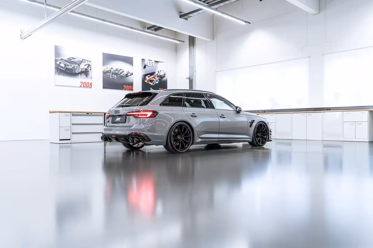 Grauer Audi RS6 Avant mit ABT-Tuning in weißem Studio