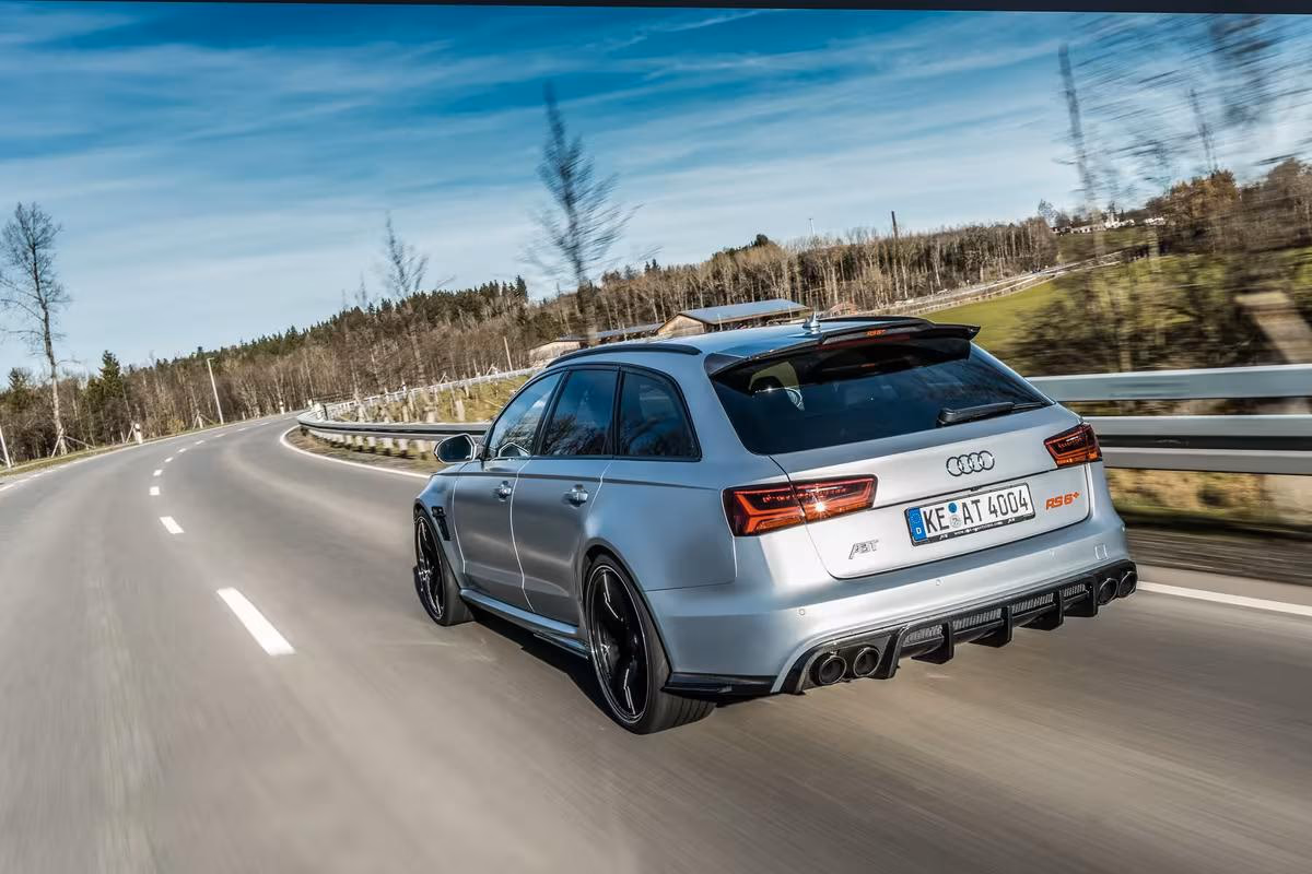 Silberner Audi RS 6 Avant fährt auf einer Landstraße durchs Allgäu.