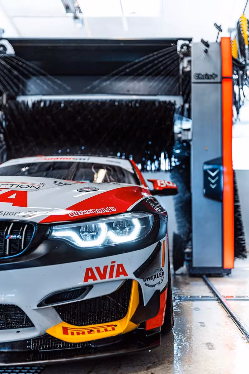 BMW M6 GT3 Rennwagen in einer Christ AG Waschanlage