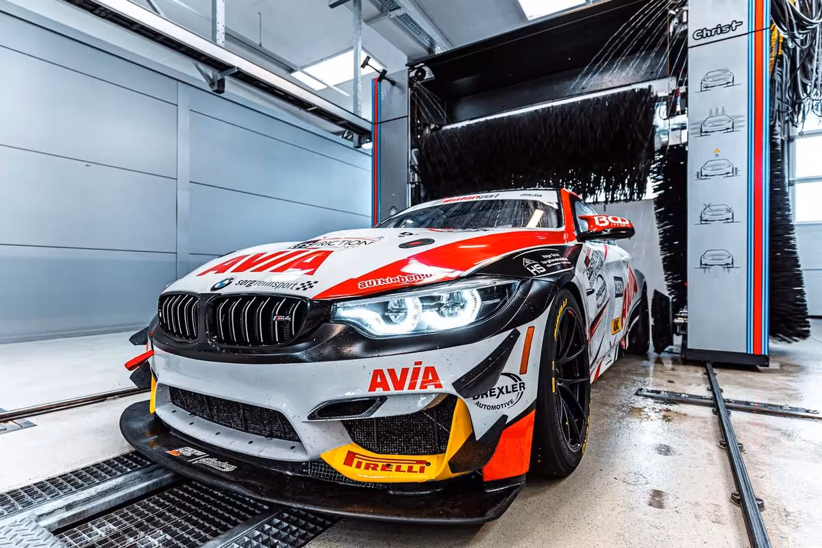 BMW M6 GT3 Rennwagen in einer Christ AG automatischen Waschanlage.