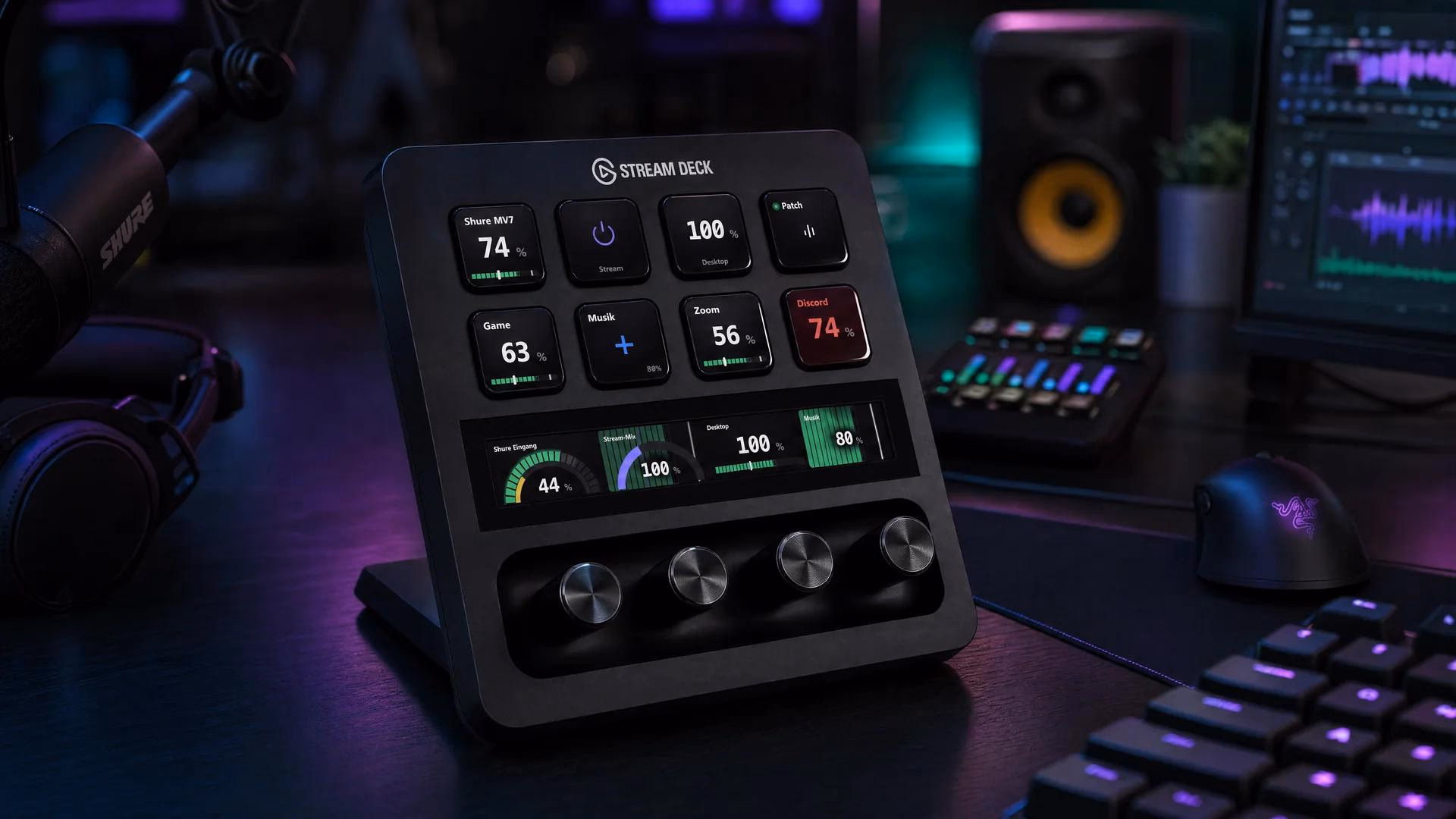 Stream Deck mit beleuchteten Tasten und Reglern auf einem Gaming-Setup