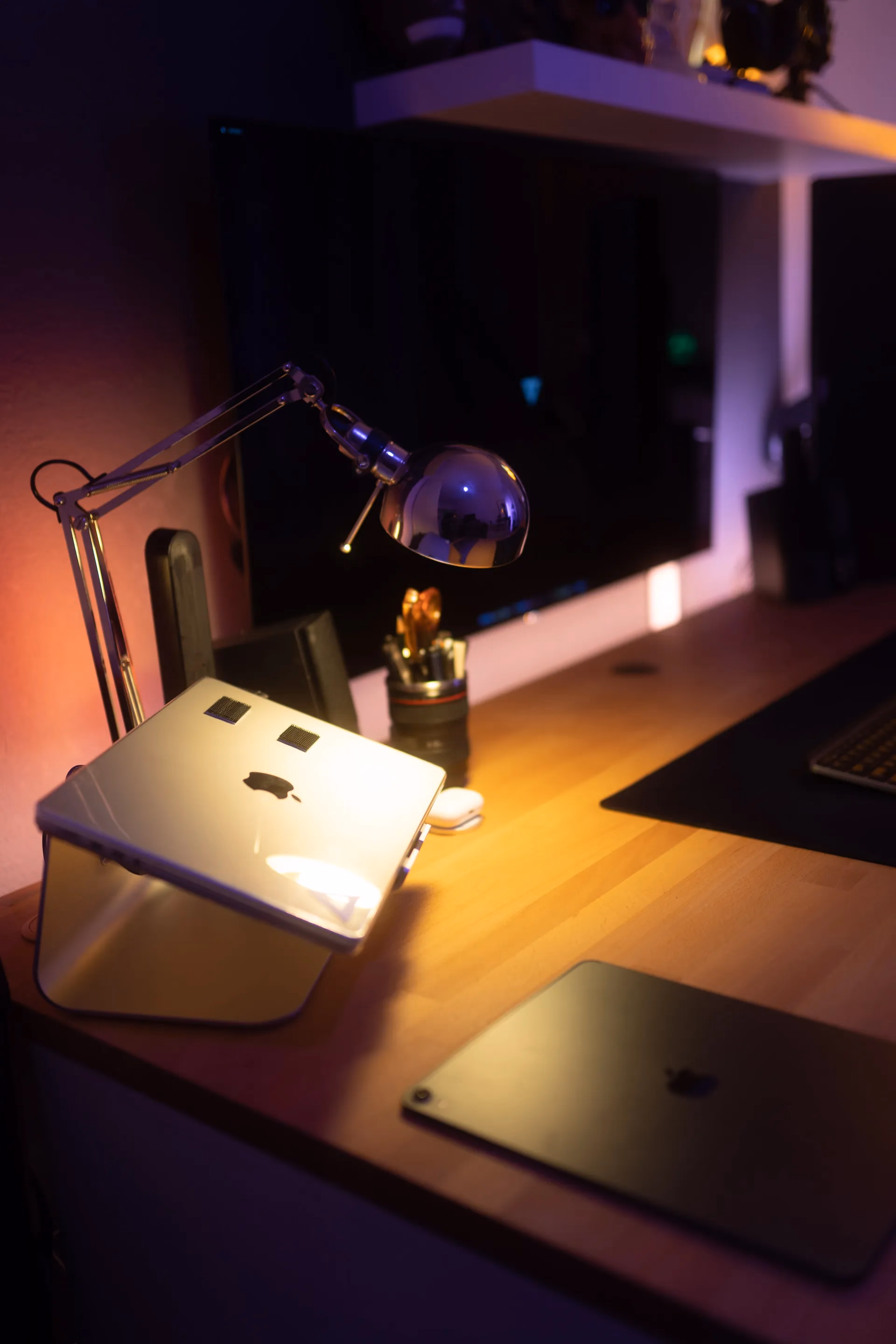 Arbeitsplatz mit Laptop, Tablet und Schreibtischlampe