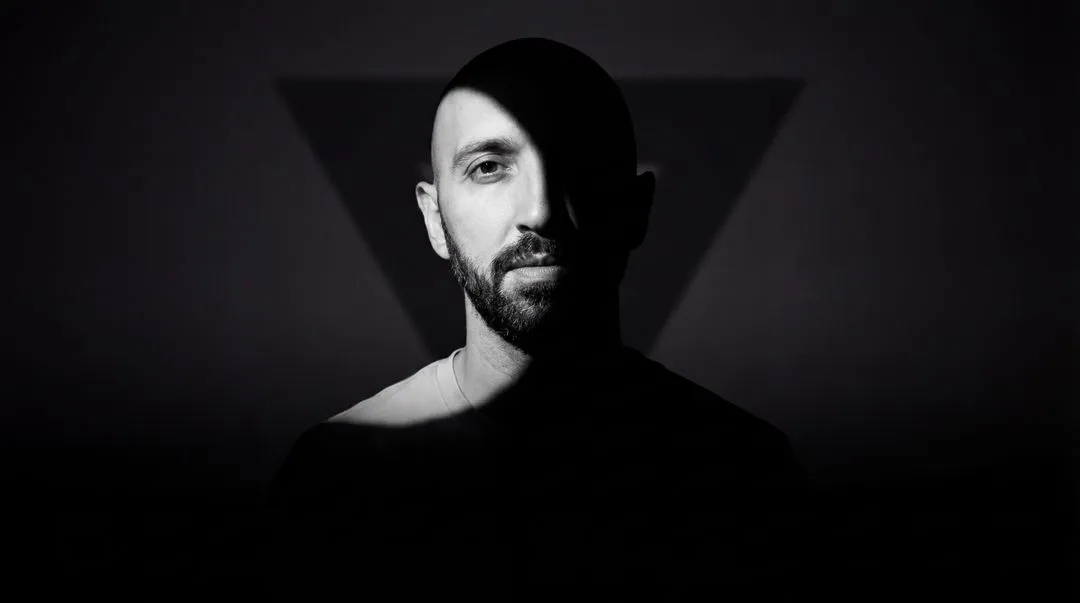 Viktor Stark — Porträt mit Schatten im Studio